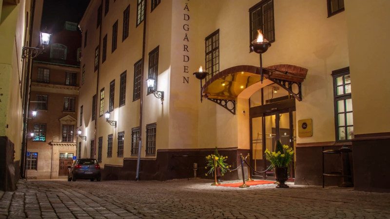 Gasfacklor välkomnar gästerna till Hotel Kungsträdgården-Brasserie Makalös 